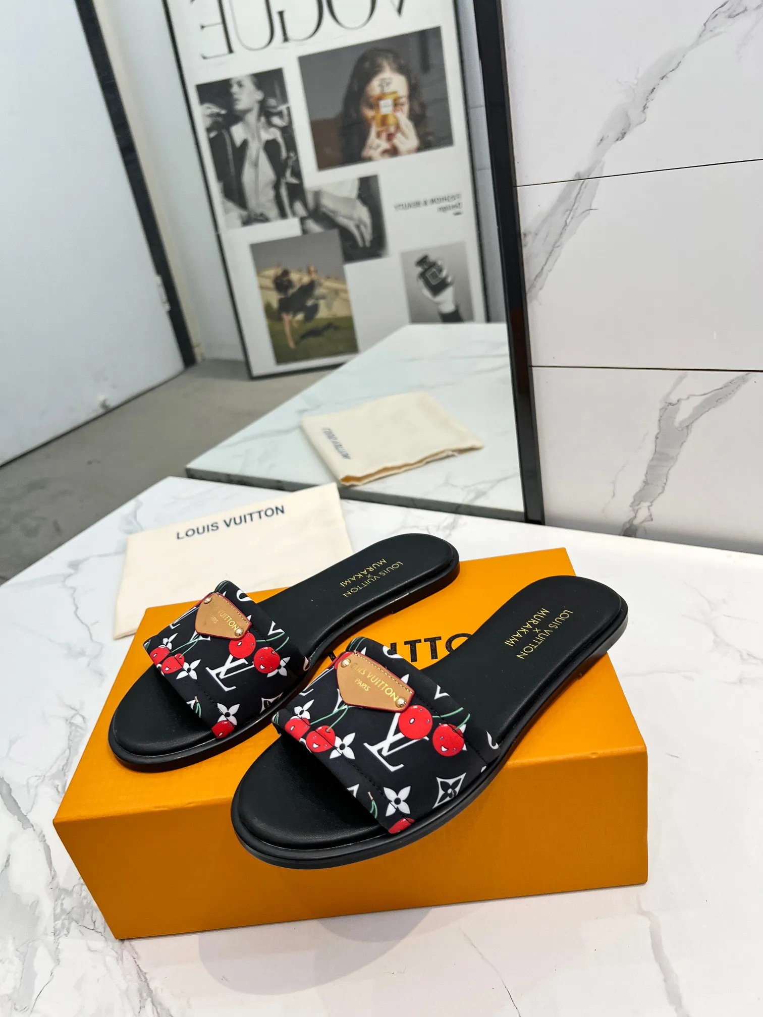 👟👟Ex-factory price 320👟👟 Genuine leather sole +40 Louis Vuitton, 1:1 advanced customization upper, fabric: customized LV special fabric, lining: sheepskin, original molding hardware, code number: 35-42, order with pictures, welcome to send pictures to place an order,